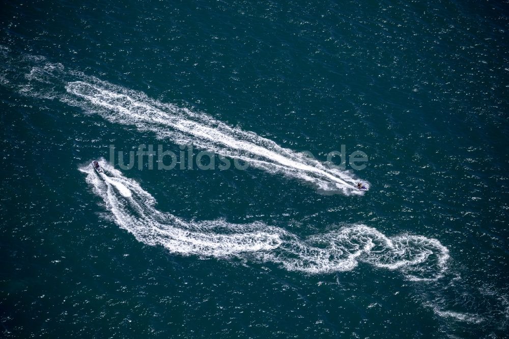 Luftaufnahme La Grande-Motte - Schlauchboot- und Sportboot- Rennfahrten an der Küste zum Mittelmeer in La Grande-Motte in Frankreich