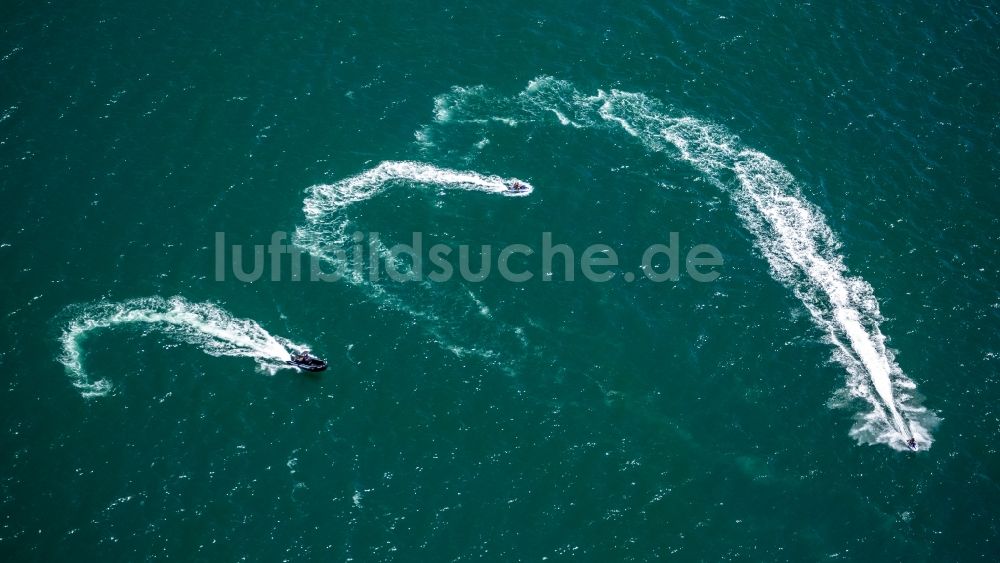 La Grande-Motte aus der Vogelperspektive: Schlauchboot- und Sportboot- Rennfahrten an der Küste zum Mittelmeer in La Grande-Motte in Frankreich