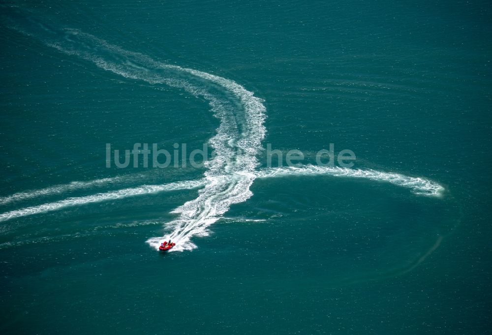 Saintes-Maries-de-la-Mer von oben - Schlauchboot- und Sportboot- Rennfahrten an der Küste zum Mittelmeer vor Saintes-Maries-de-la-Mer in der Provinz Alpes-Cote d'Azur in Frankreich