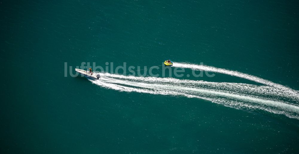 Saintes-Maries-de-la-Mer aus der Vogelperspektive: Schlauchboot- und Sportboot- Rennfahrten an der Küste zum Mittelmeer vor Saintes-Maries-de-la-Mer in der Provinz Alpes-Cote d'Azur in Frankreich