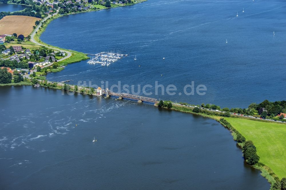 Boren von oben - Schlei Brücke Lindaunis in Boren im Bundesland Schleswig-Holstein, Deutschland