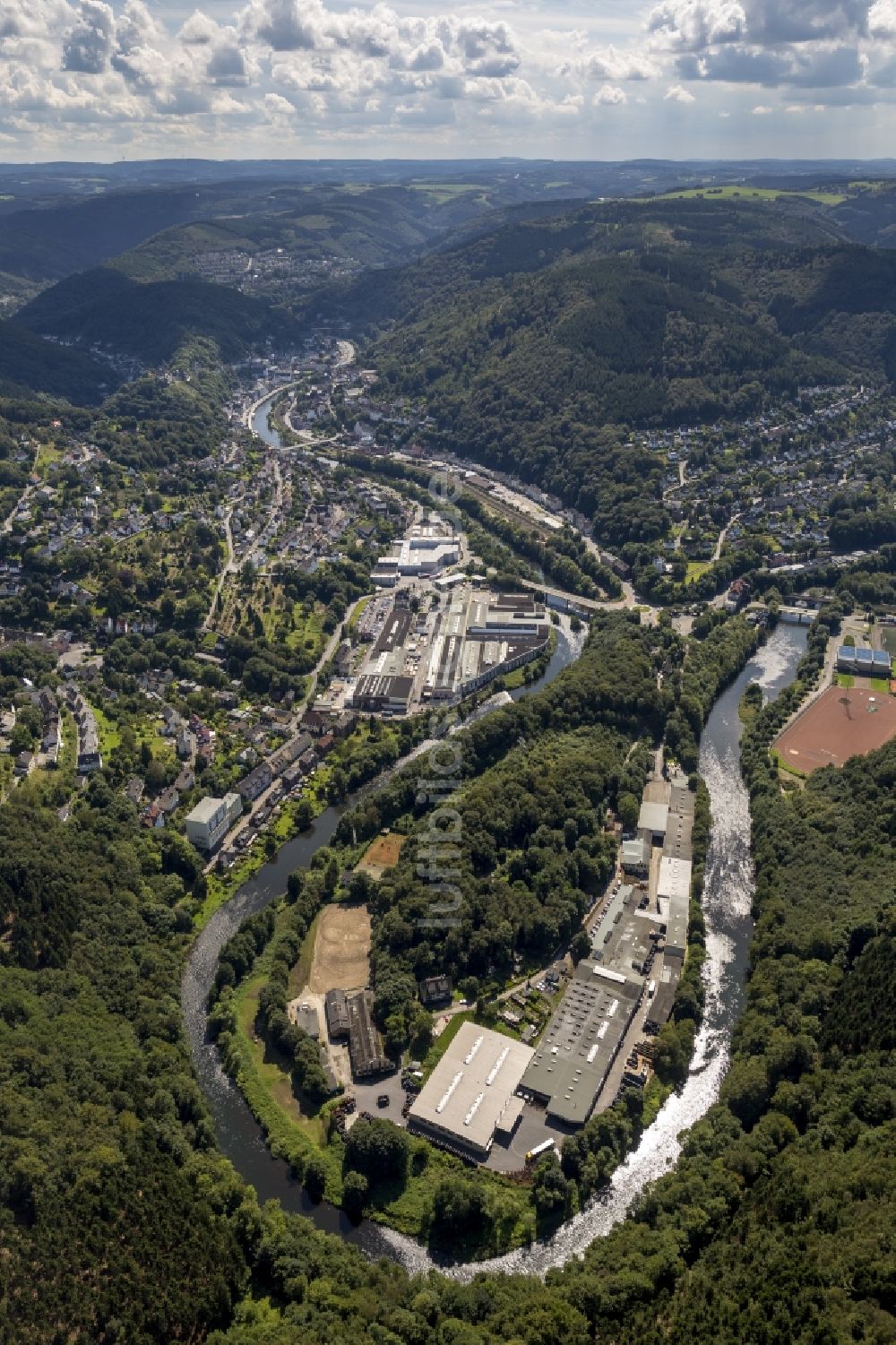 Altena von oben - Schleife des Flusses Lenne bei Altena im Bundesland Nordrhein-Westfalen