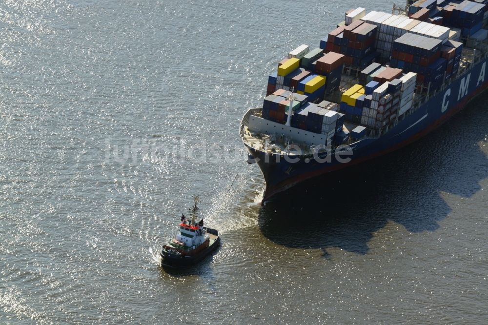 Luftaufnahme Hamburg - Schlepper vor dem Containerschiff - Frachter CMA CGM MAUPASSANT einer britischen Reederei bei der Fahrt in den Hafenbereich auf dem Elbstrom in Hamburg