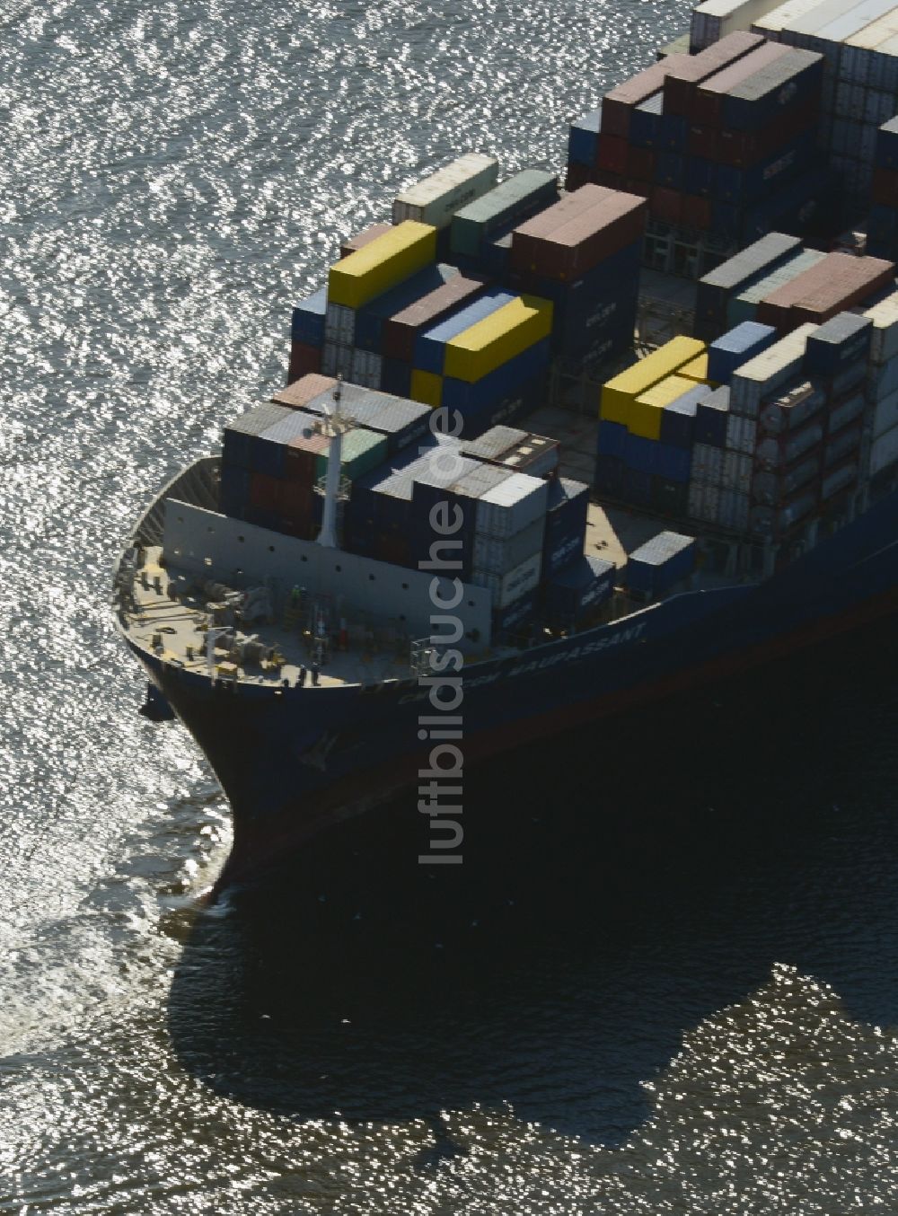 Luftbild Hamburg - Schlepper vor dem Containerschiff - Frachter CMA CGM MAUPASSANT einer britischen Reederei bei der Fahrt in den Hafenbereich auf dem Elbstrom in Hamburg