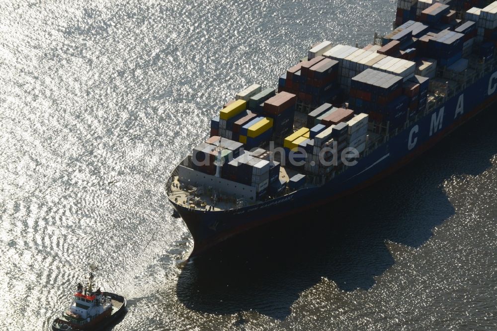 Luftaufnahme Hamburg - Schlepper vor dem Containerschiff - Frachter CMA CGM MAUPASSANT einer britischen Reederei bei der Fahrt in den Hafenbereich auf dem Elbstrom in Hamburg