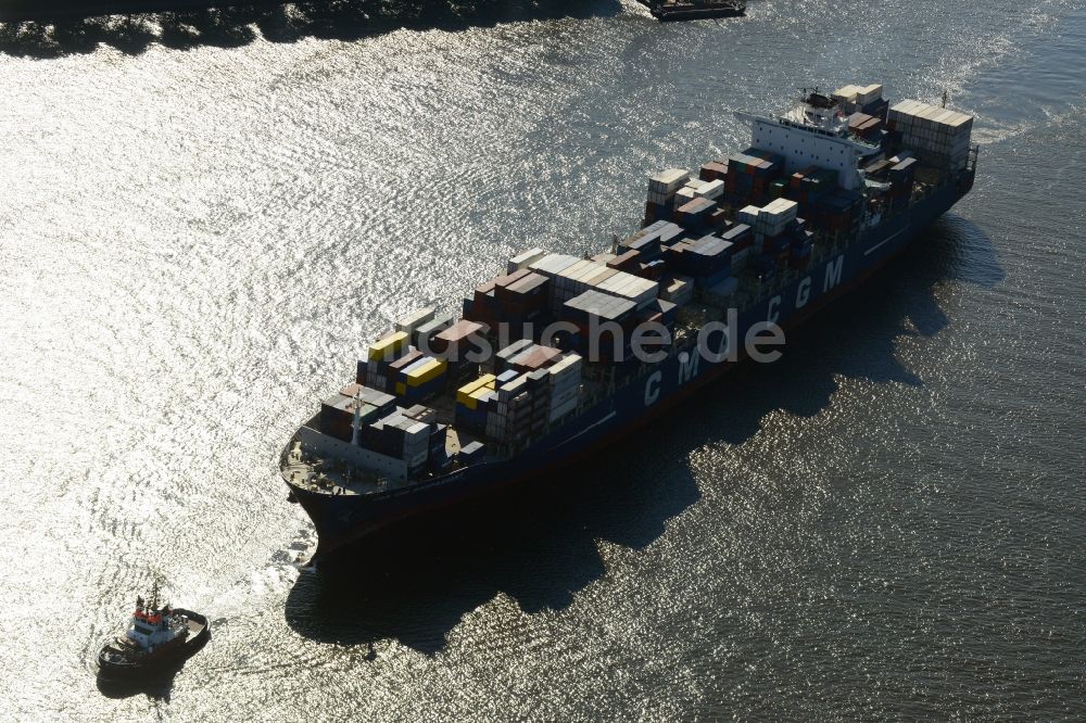 Hamburg von oben - Schlepper vor dem Containerschiff - Frachter CMA CGM MAUPASSANT einer britischen Reederei bei der Fahrt in den Hafenbereich auf dem Elbstrom in Hamburg