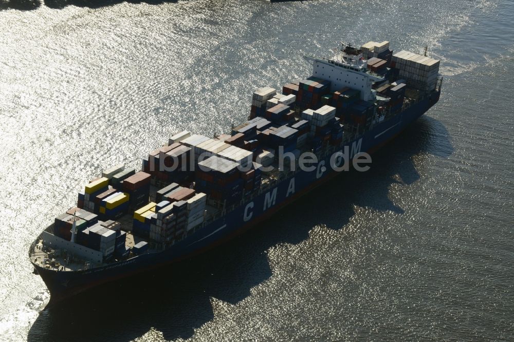 Hamburg aus der Vogelperspektive: Schlepper vor dem Containerschiff - Frachter CMA CGM MAUPASSANT einer britischen Reederei bei der Fahrt in den Hafenbereich auf dem Elbstrom in Hamburg