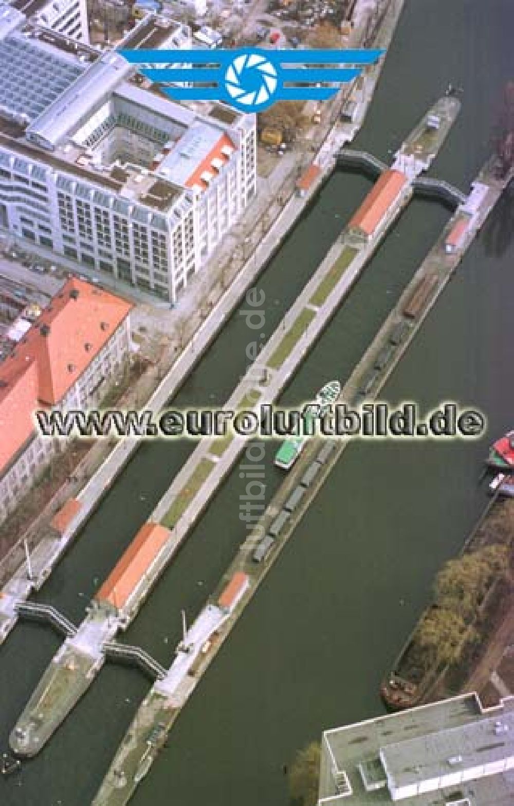 Berlin von oben - Schleuse am Gelände der ehem. Münze hinter der Jannowitzbrücke in Berlin-Mitte.