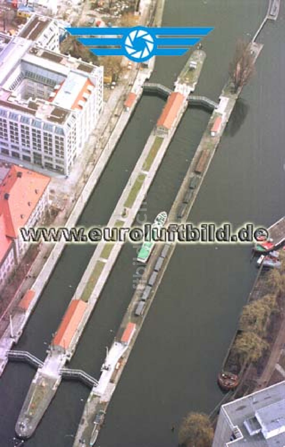 Berlin aus der Vogelperspektive: Schleuse am Gelände der ehem. Münze hinter der Jannowitzbrücke in Berlin-Mitte.