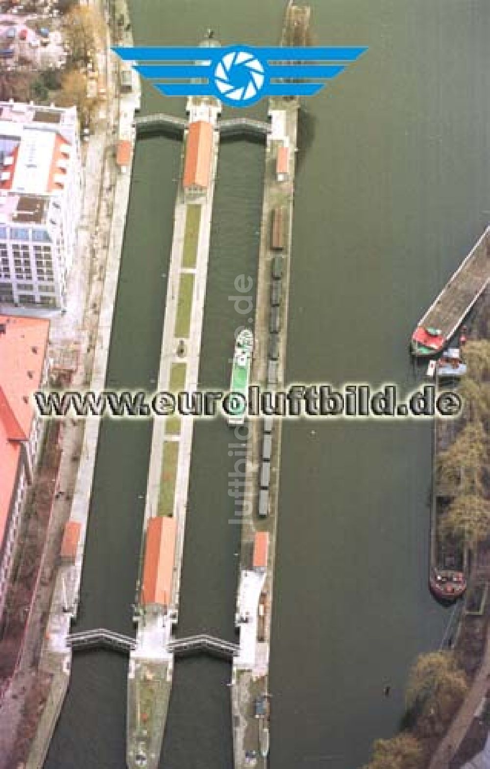 Luftbild Berlin - Schleuse am Gelände der ehem. Münze hinter der Jannowitzbrücke in Berlin-Mitte.