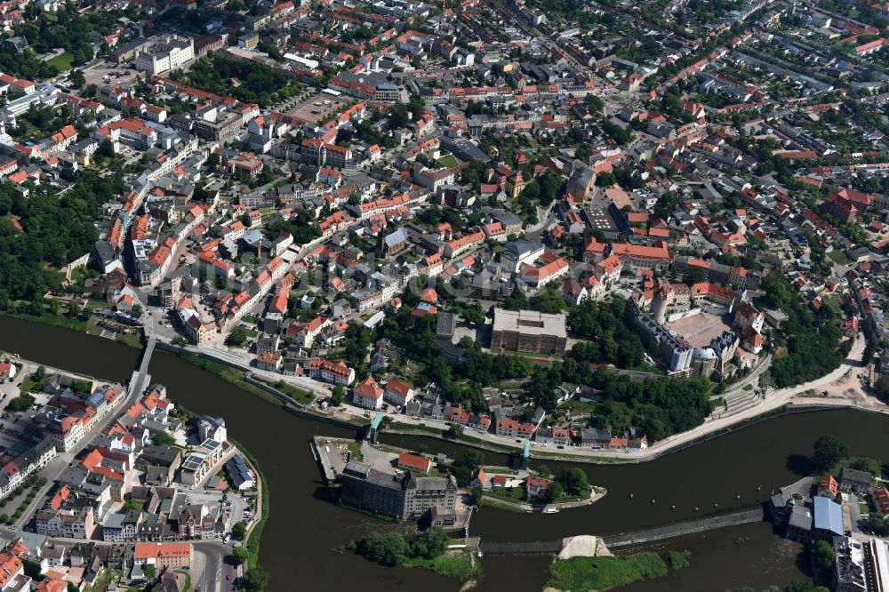 Bernburg (Saale) von oben - Schleuse mit Schleusen-Brücke in Bernburg (Saale) im Bundesland Sachsen-Anhalt