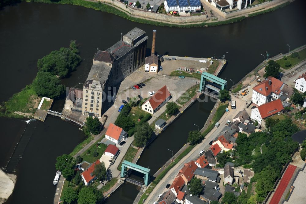 Luftbild Bernburg (Saale) - Schleuse mit Schleusen-Brücke in Bernburg (Saale) im Bundesland Sachsen-Anhalt