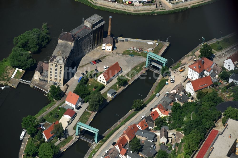 Luftaufnahme Bernburg (Saale) - Schleuse mit Schleusen-Brücke in Bernburg (Saale) im Bundesland Sachsen-Anhalt