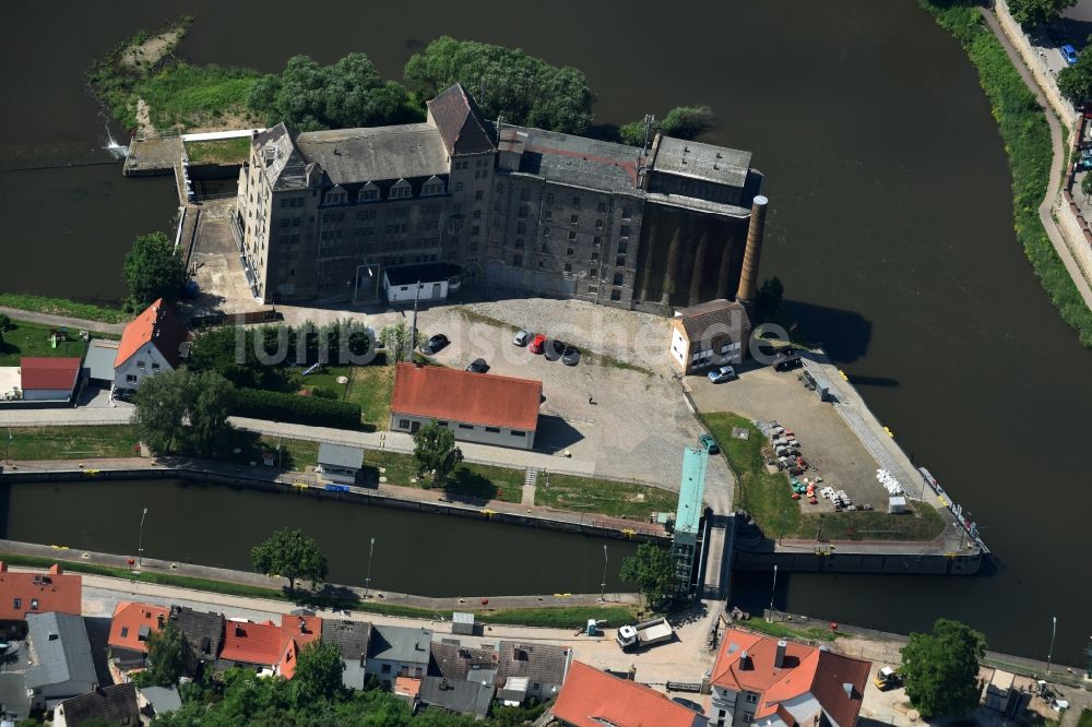 Bernburg (Saale) von oben - Schleuse mit Schleusen-Brücke in Bernburg (Saale) im Bundesland Sachsen-Anhalt