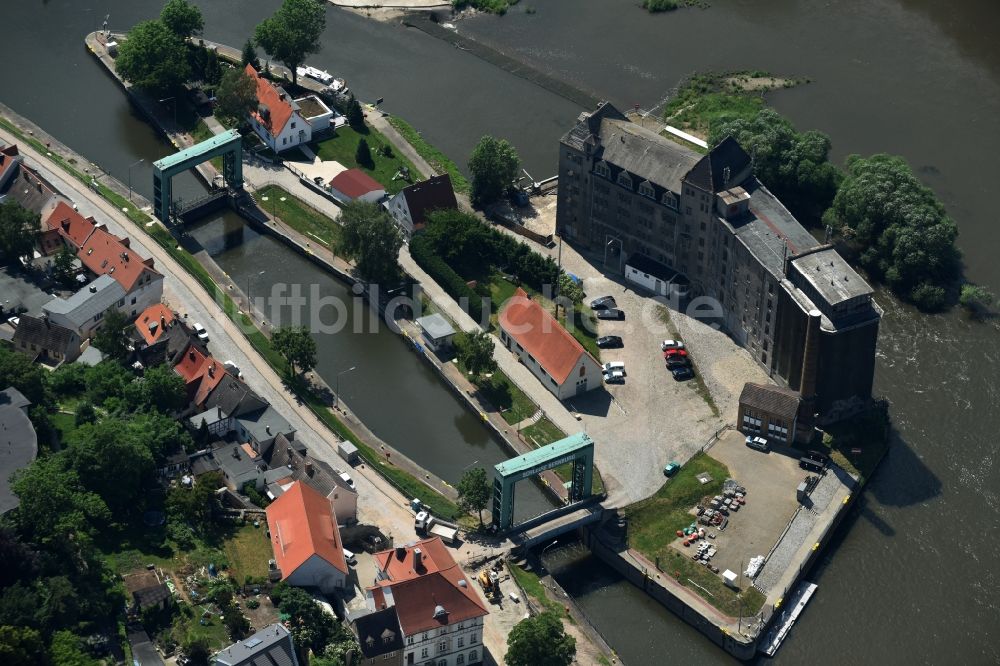 Luftbild Bernburg (Saale) - Schleuse mit Schleusen-Brücke in Bernburg (Saale) im Bundesland Sachsen-Anhalt