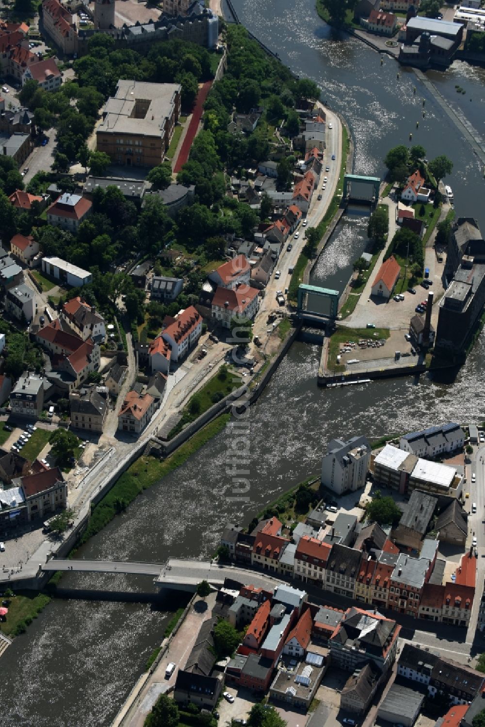 Luftaufnahme Bernburg (Saale) - Schleuse mit Schleusen-Brücke in Bernburg (Saale) im Bundesland Sachsen-Anhalt