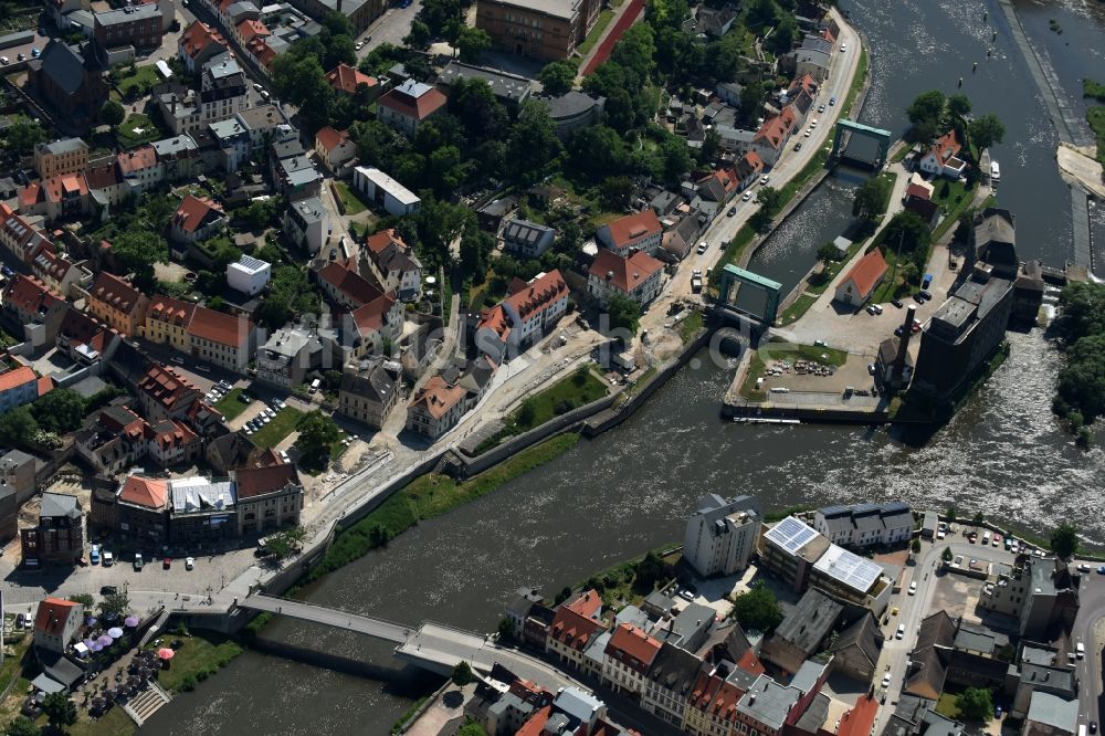 Bernburg (Saale) von oben - Schleuse mit Schleusen-Brücke in Bernburg (Saale) im Bundesland Sachsen-Anhalt