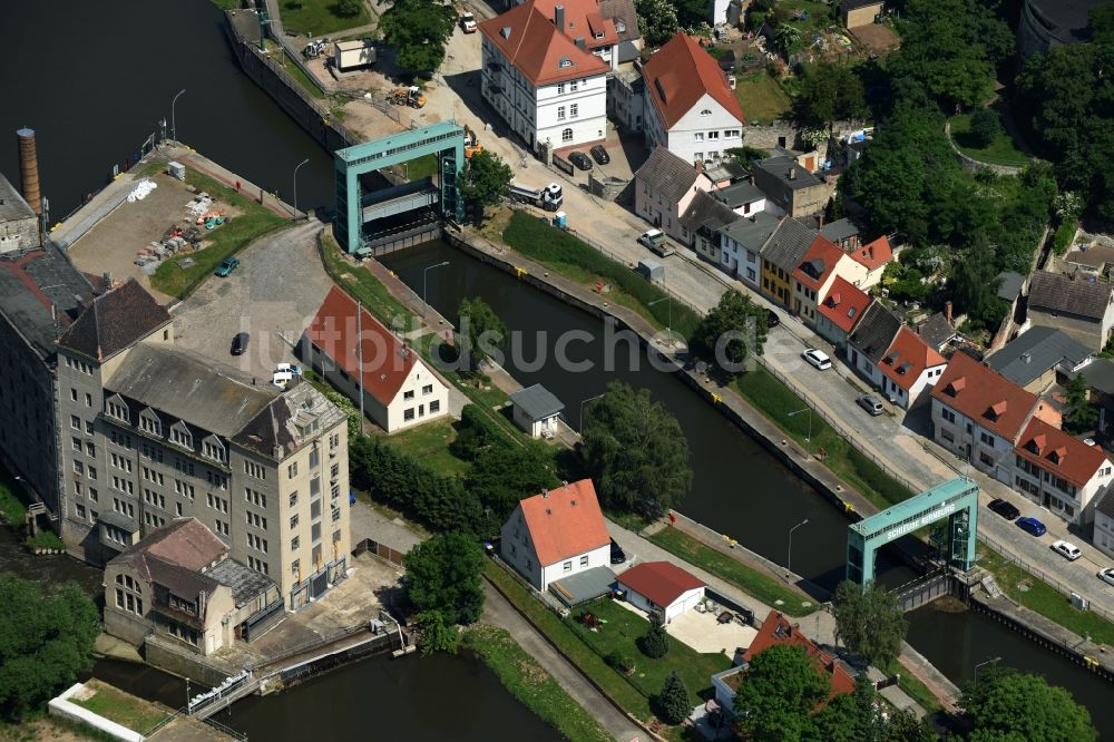 Bernburg (Saale) aus der Vogelperspektive: Schleuse mit Schleusen-Brücke in Bernburg (Saale) im Bundesland Sachsen-Anhalt