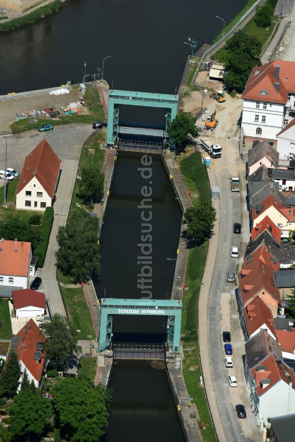 Luftbild Bernburg (Saale) - Schleuse mit Schleusen-Brücke in Bernburg (Saale) im Bundesland Sachsen-Anhalt