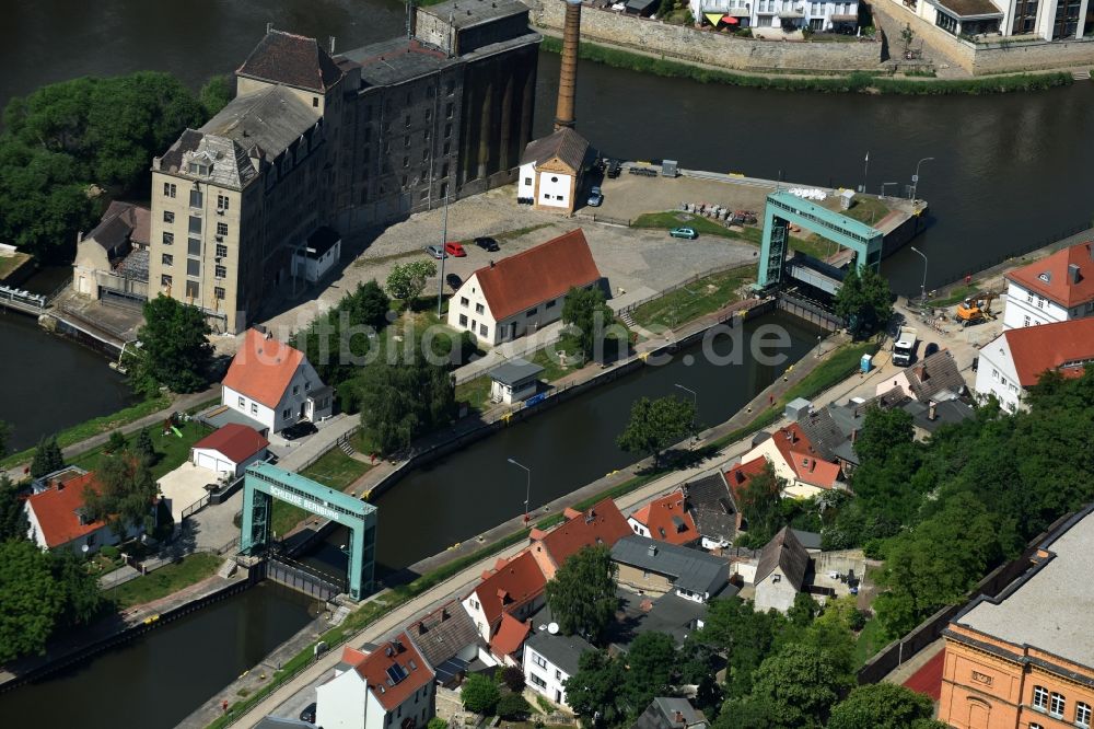 Luftaufnahme Bernburg (Saale) - Schleuse mit Schleusen-Brücke in Bernburg (Saale) im Bundesland Sachsen-Anhalt