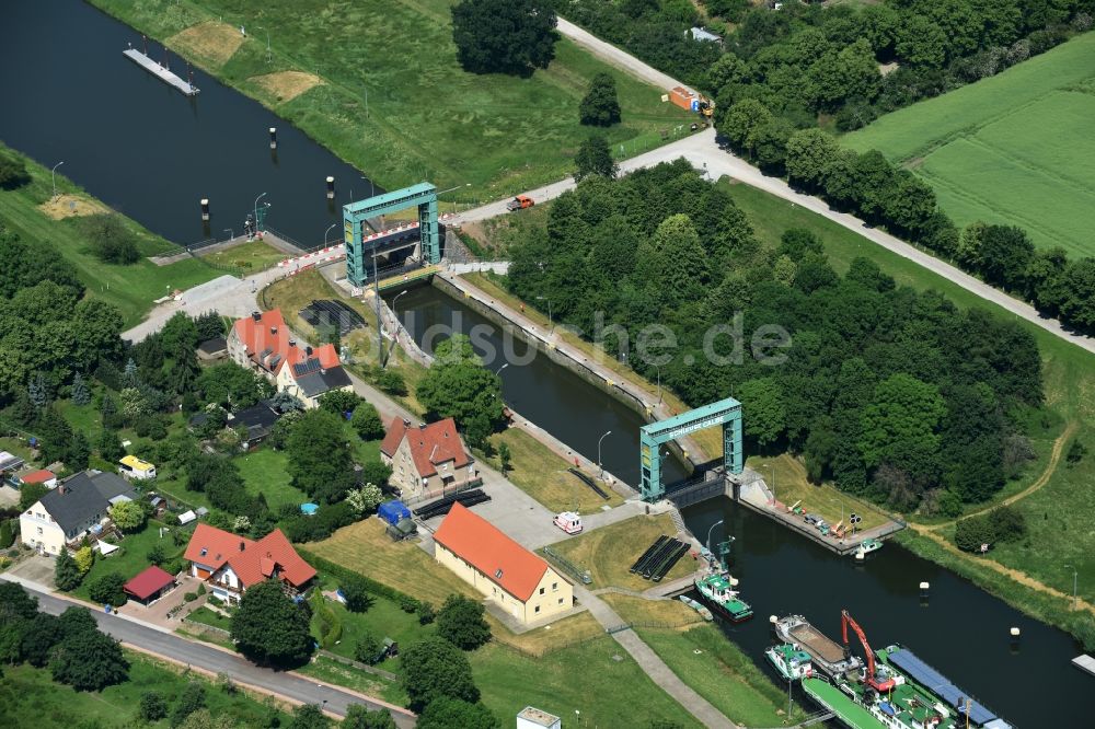 Calbe (Saale) aus der Vogelperspektive: Schleuse mit Schleusen-Brücke in Calbe (Saale) im Bundesland Sachsen-Anhalt