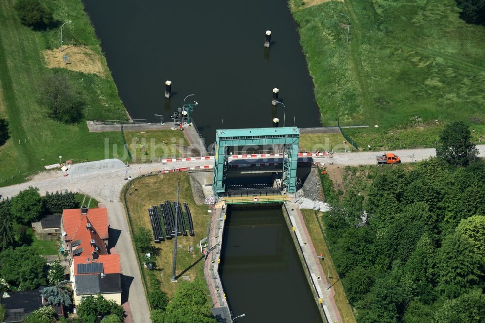 Luftaufnahme Calbe (Saale) - Schleuse mit Schleusen-Brücke in Calbe (Saale) im Bundesland Sachsen-Anhalt