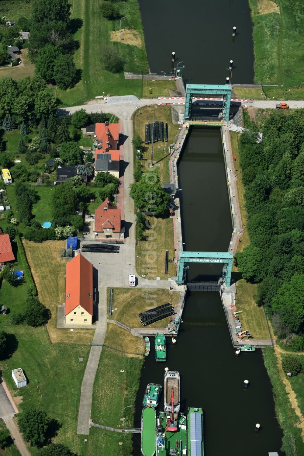 Calbe (Saale) von oben - Schleuse mit Schleusen-Brücke in Calbe (Saale) im Bundesland Sachsen-Anhalt