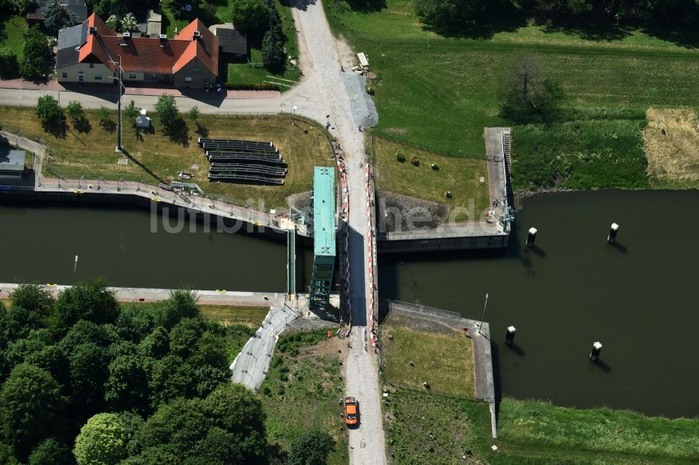 Calbe (Saale) aus der Vogelperspektive: Schleuse mit Schleusen-Brücke in Calbe (Saale) im Bundesland Sachsen-Anhalt