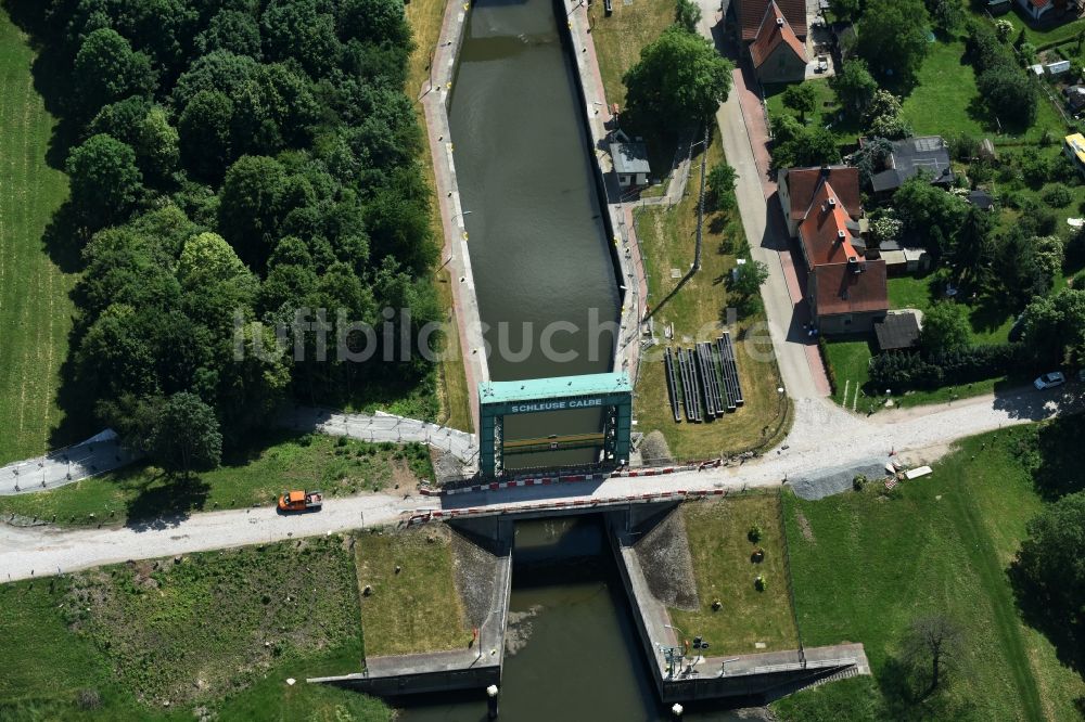 Luftaufnahme Calbe (Saale) - Schleuse mit Schleusen-Brücke in Calbe (Saale) im Bundesland Sachsen-Anhalt