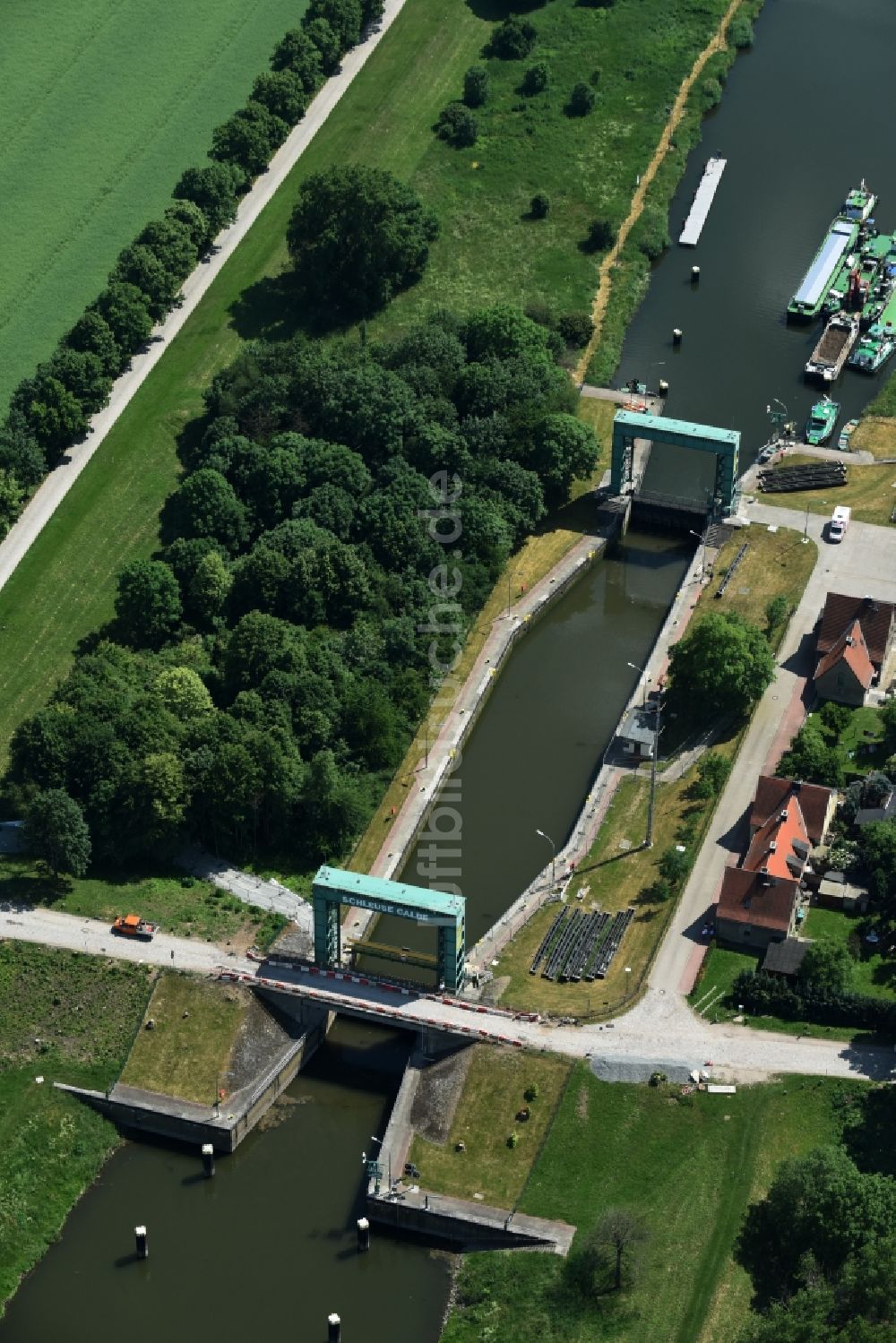 Calbe (Saale) von oben - Schleuse mit Schleusen-Brücke in Calbe (Saale) im Bundesland Sachsen-Anhalt