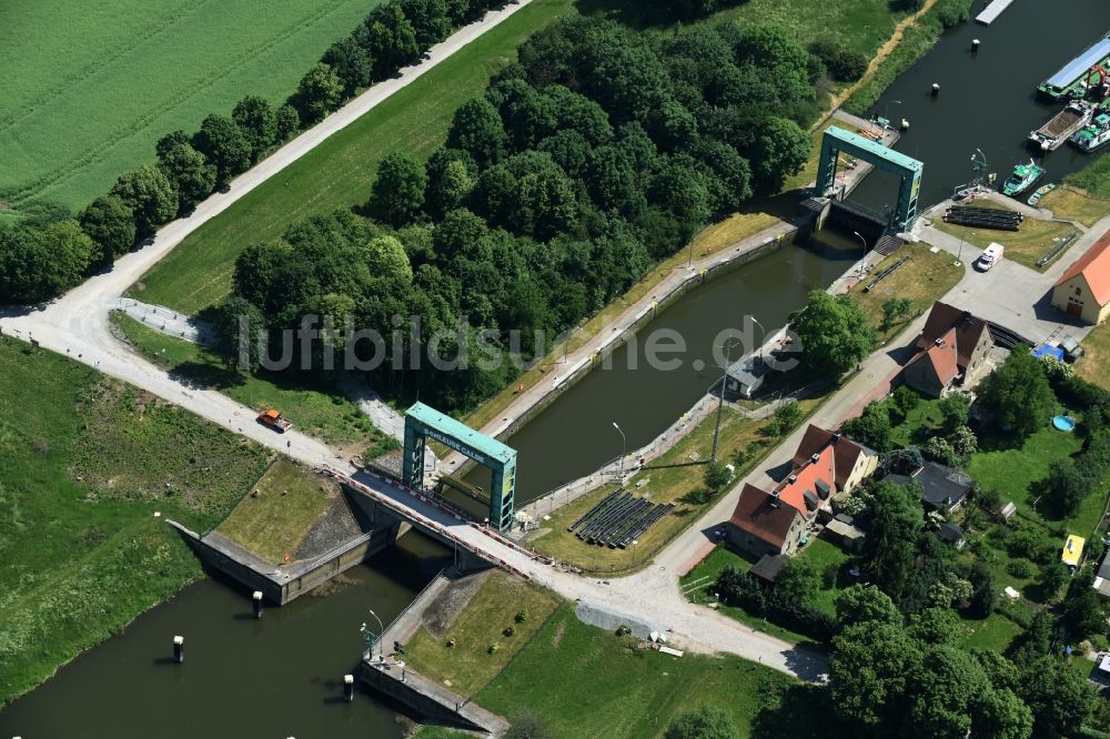 Calbe (Saale) aus der Vogelperspektive: Schleuse mit Schleusen-Brücke in Calbe (Saale) im Bundesland Sachsen-Anhalt