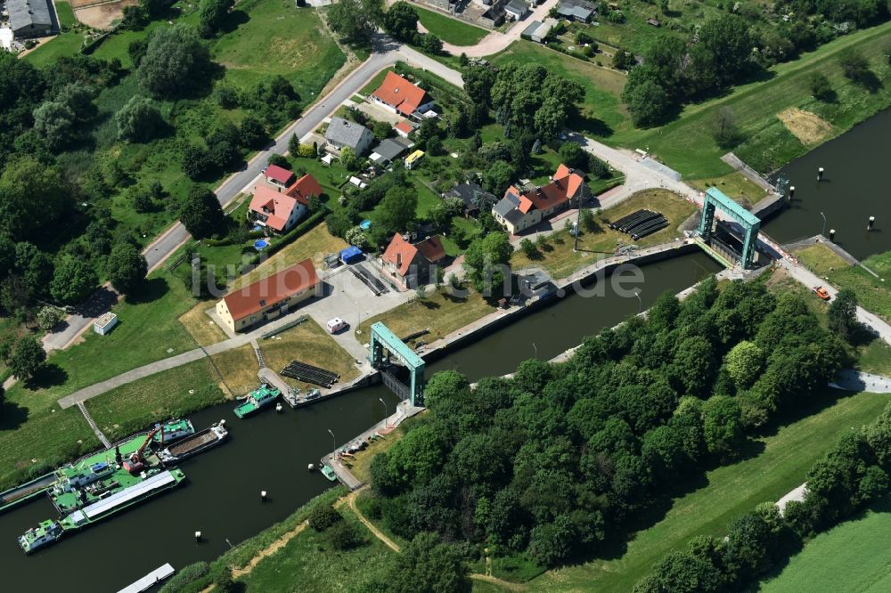 Luftaufnahme Calbe (Saale) - Schleuse mit Schleusen-Brücke in Calbe (Saale) im Bundesland Sachsen-Anhalt