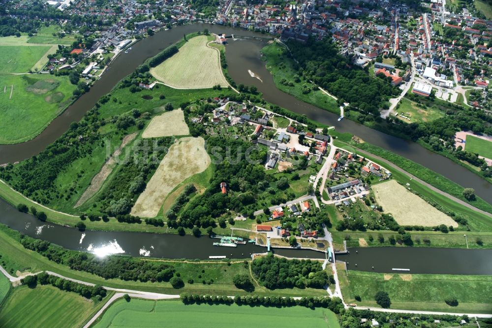 Calbe (Saale) von oben - Schleuse mit Schleusen-Brücke in Calbe (Saale) im Bundesland Sachsen-Anhalt