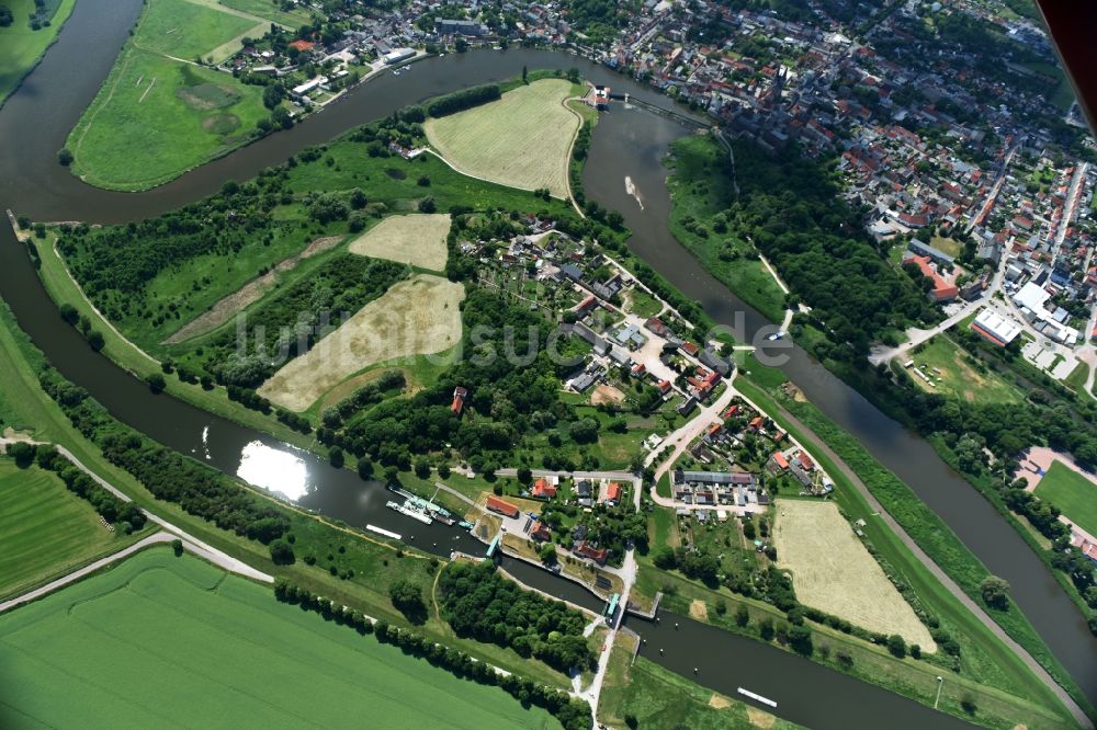 Calbe (Saale) aus der Vogelperspektive: Schleuse mit Schleusen-Brücke in Calbe (Saale) im Bundesland Sachsen-Anhalt