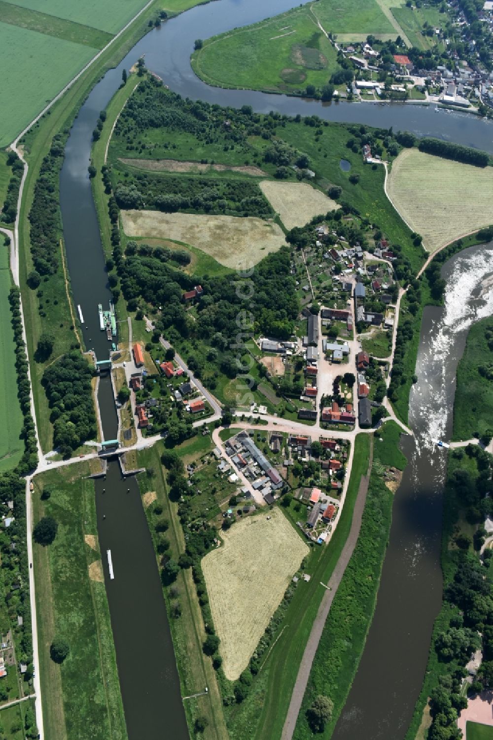 Luftaufnahme Calbe (Saale) - Schleuse mit Schleusen-Brücke in Calbe (Saale) im Bundesland Sachsen-Anhalt