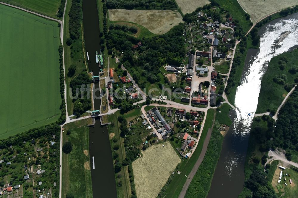 Calbe (Saale) von oben - Schleuse mit Schleusen-Brücke in Calbe (Saale) im Bundesland Sachsen-Anhalt