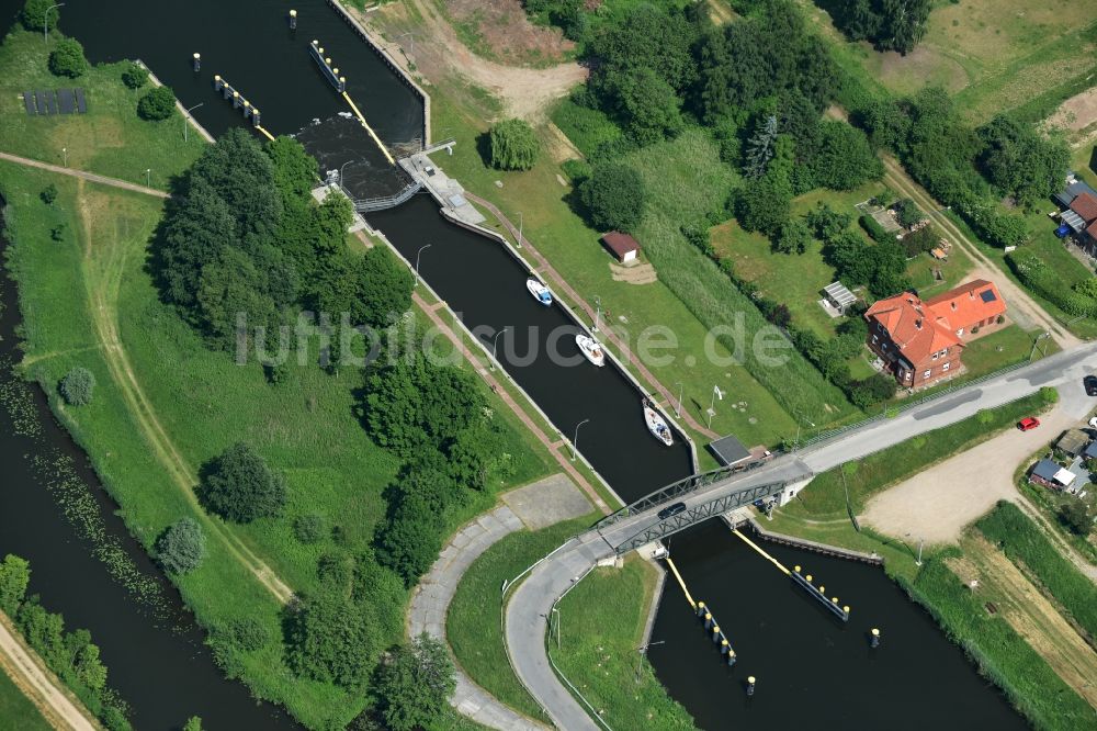 Lübeck von oben - Schleuse mit Schleusenbrücke Büssau in Lübeck im Bundesland Schleswig-Holstein