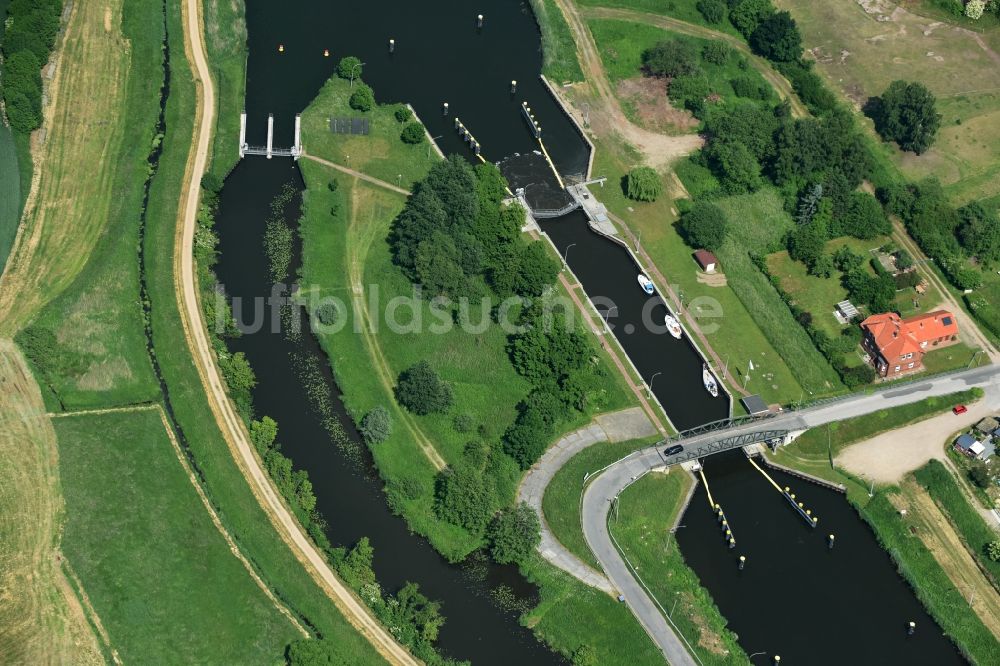 Lübeck aus der Vogelperspektive: Schleuse mit Schleusenbrücke Büssau in Lübeck im Bundesland Schleswig-Holstein