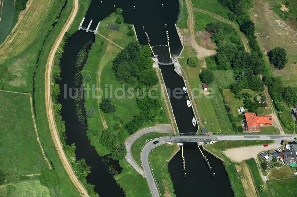 Luftaufnahme Lübeck - Schleuse mit Schleusenbrücke Büssau in Lübeck im Bundesland Schleswig-Holstein