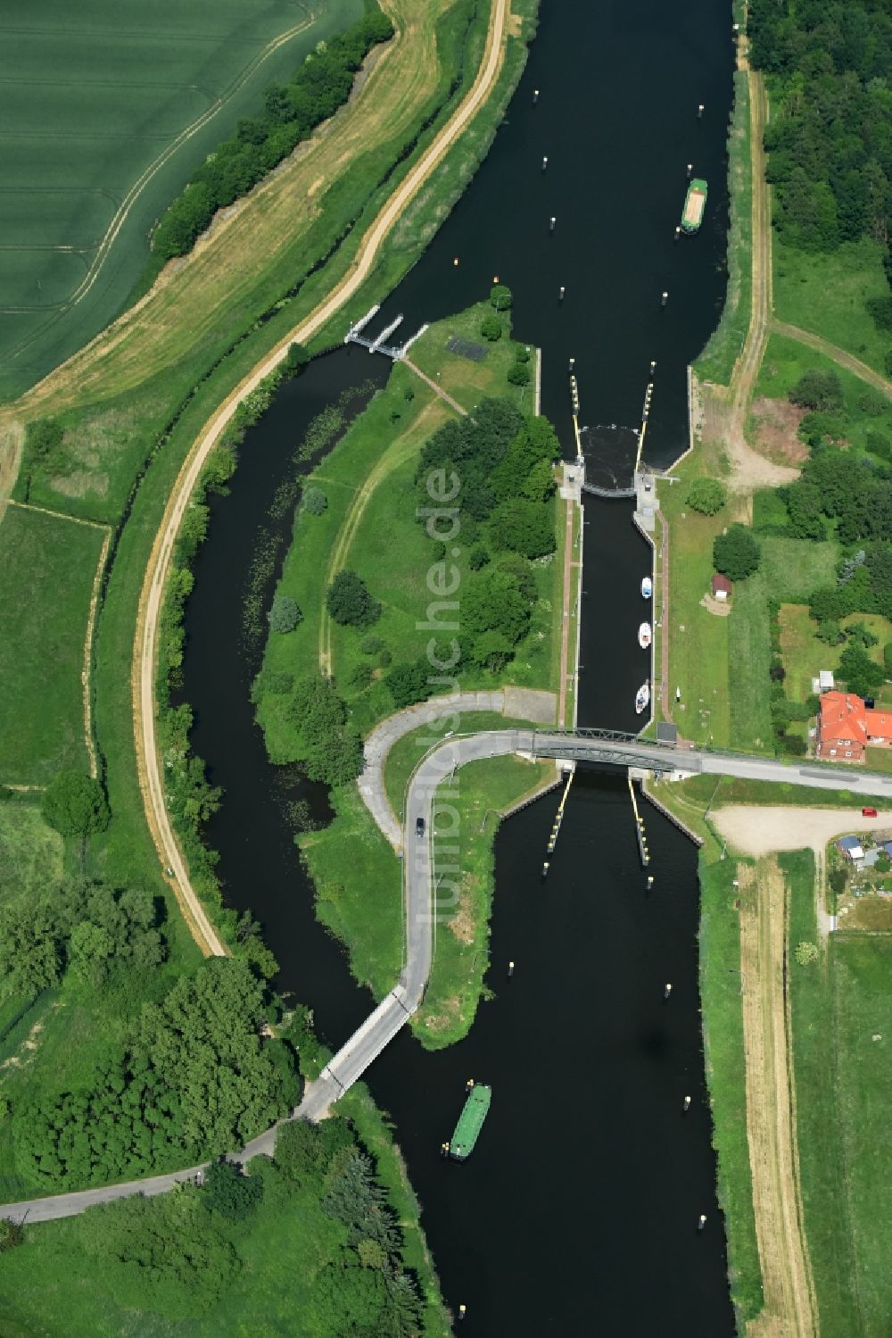 Lübeck von oben - Schleuse mit Schleusenbrücke Büssau in Lübeck im Bundesland Schleswig-Holstein