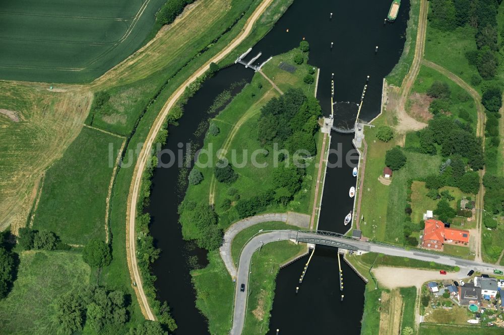 Lübeck aus der Vogelperspektive: Schleuse mit Schleusenbrücke Büssau in Lübeck im Bundesland Schleswig-Holstein