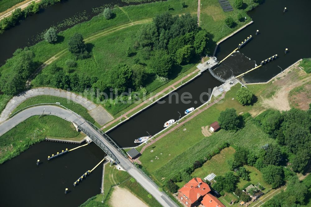 Luftaufnahme Lübeck - Schleuse mit Schleusenbrücke Büssau in Lübeck im Bundesland Schleswig-Holstein