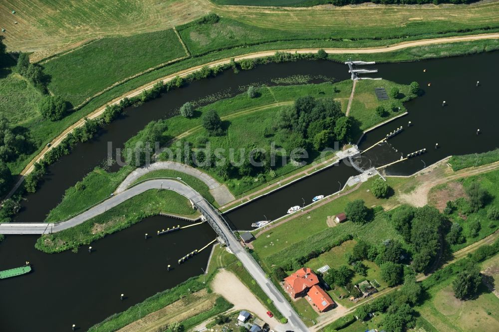 Lübeck von oben - Schleuse mit Schleusenbrücke Büssau in Lübeck im Bundesland Schleswig-Holstein