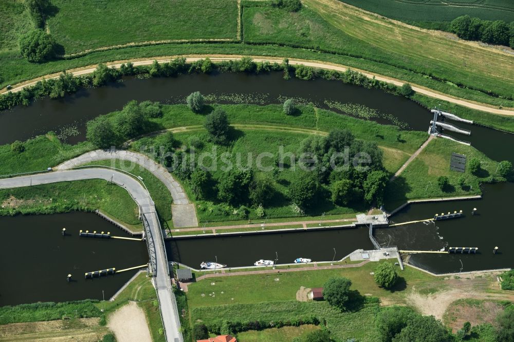 Lübeck aus der Vogelperspektive: Schleuse mit Schleusenbrücke Büssau in Lübeck im Bundesland Schleswig-Holstein