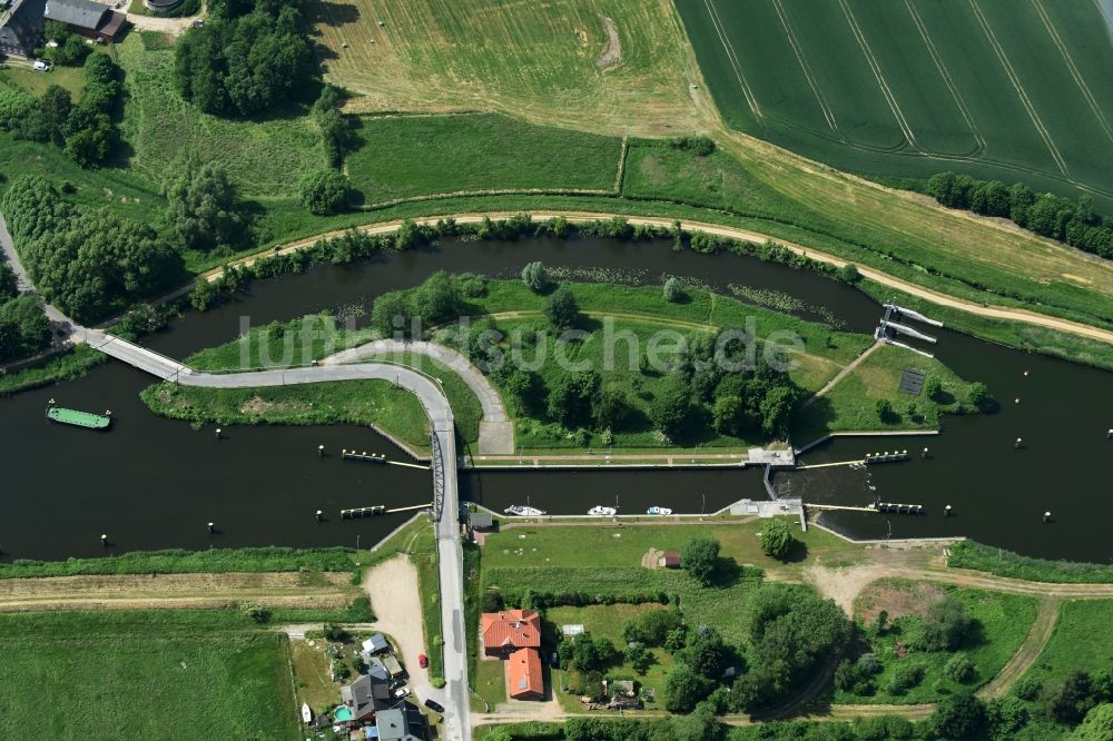 Luftbild Lübeck - Schleuse mit Schleusenbrücke Büssau in Lübeck im Bundesland Schleswig-Holstein