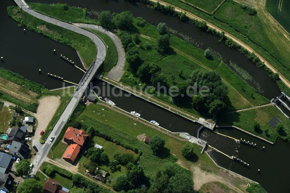 Luftaufnahme Lübeck - Schleuse mit Schleusenbrücke Büssau in Lübeck im Bundesland Schleswig-Holstein