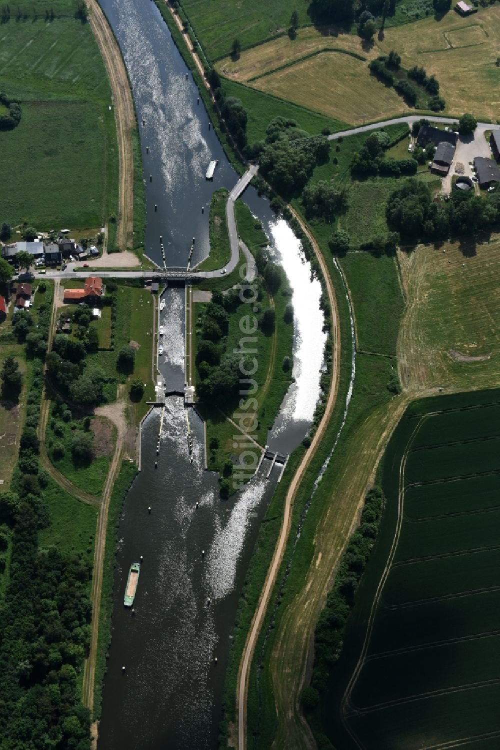 Lübeck von oben - Schleuse mit Schleusenbrücke Büssau in Lübeck im Bundesland Schleswig-Holstein