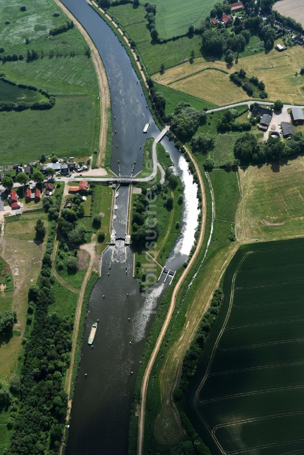 Lübeck aus der Vogelperspektive: Schleuse mit Schleusenbrücke Büssau in Lübeck im Bundesland Schleswig-Holstein