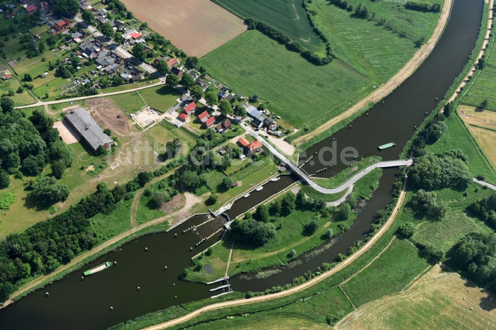 Luftaufnahme Lübeck - Schleuse mit Schleusenbrücke Büssau in Lübeck im Bundesland Schleswig-Holstein