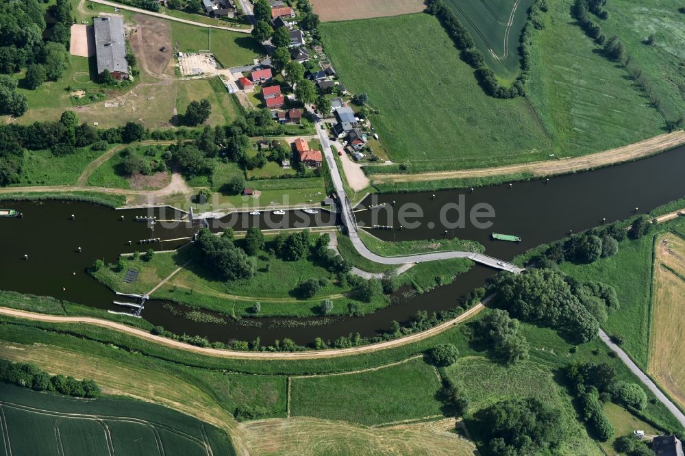 Lübeck von oben - Schleuse mit Schleusenbrücke Büssau in Lübeck im Bundesland Schleswig-Holstein